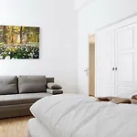 Sc 04 By Rockchair Apartments L Superhost Status L 4 Bedrooms Boxspringbeds 2 Bathrooms Balcony Elevator - Cozy Family & Business Flair Welcomes You!